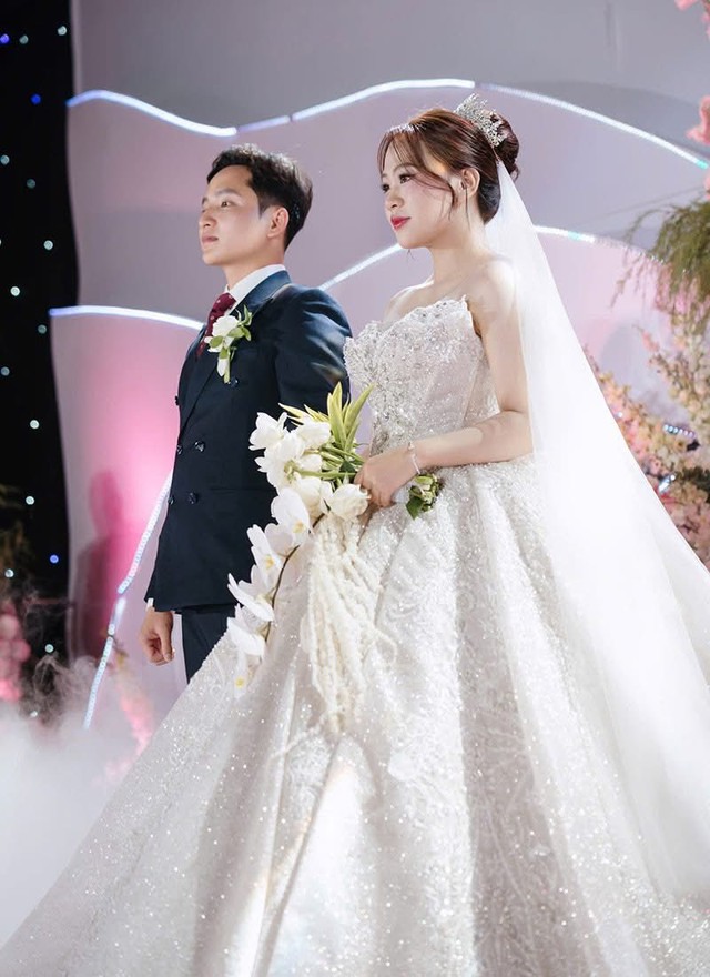 Đám cưới đặc biệt của cô dâu Hà Tĩnh: Ông bà trao vàng, sổ đỏ, giá trị nhất là 2 chiếc ghế trống và bức thư tay- Ảnh 5.