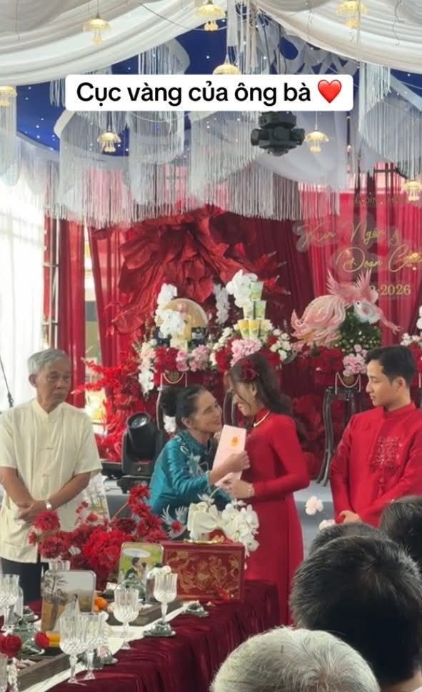 Đám cưới đặc biệt của cô dâu Hà Tĩnh: Ông bà trao vàng, sổ đỏ, giá trị nhất là 2 chiếc ghế trống và bức thư tay- Ảnh 3.