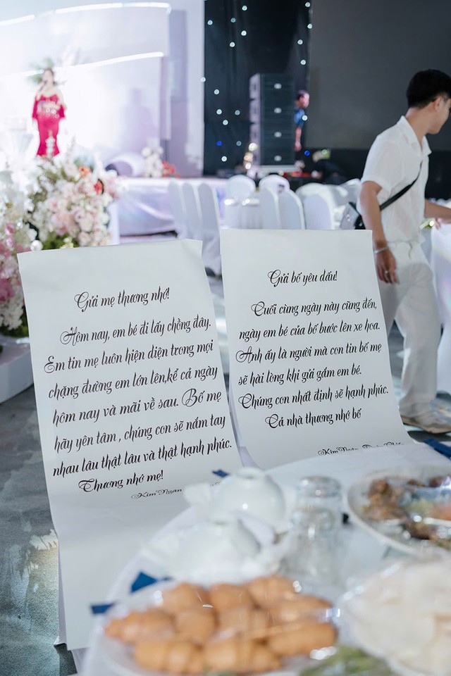 Đám cưới đặc biệt của cô dâu Hà Tĩnh: Ông bà trao vàng, sổ đỏ, giá trị nhất là 2 chiếc ghế trống và bức thư tay- Ảnh 1.