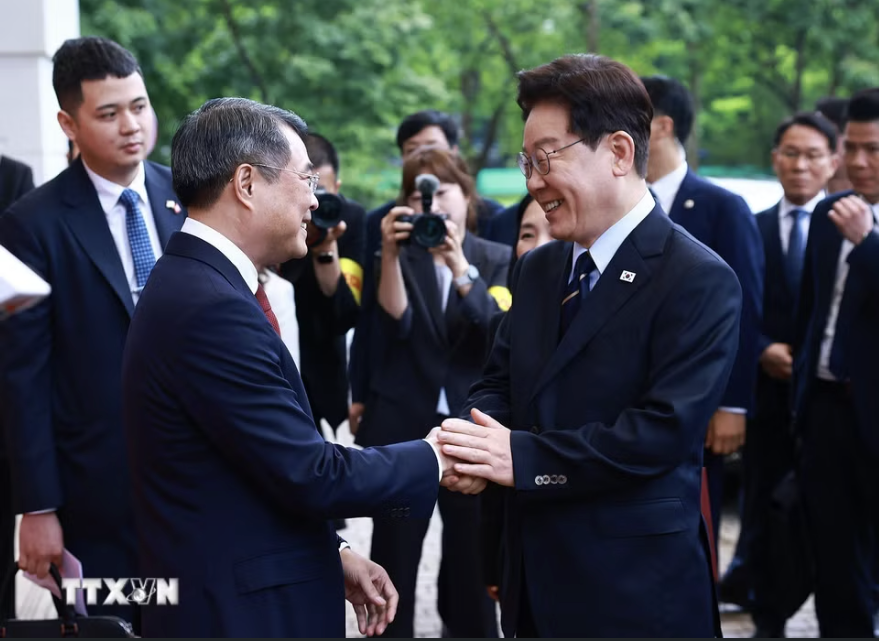 Thủ tướng Lê Minh Hưng hội kiến Tổng thống Hàn Quốc Lee Jae Myung - Ảnh 1.