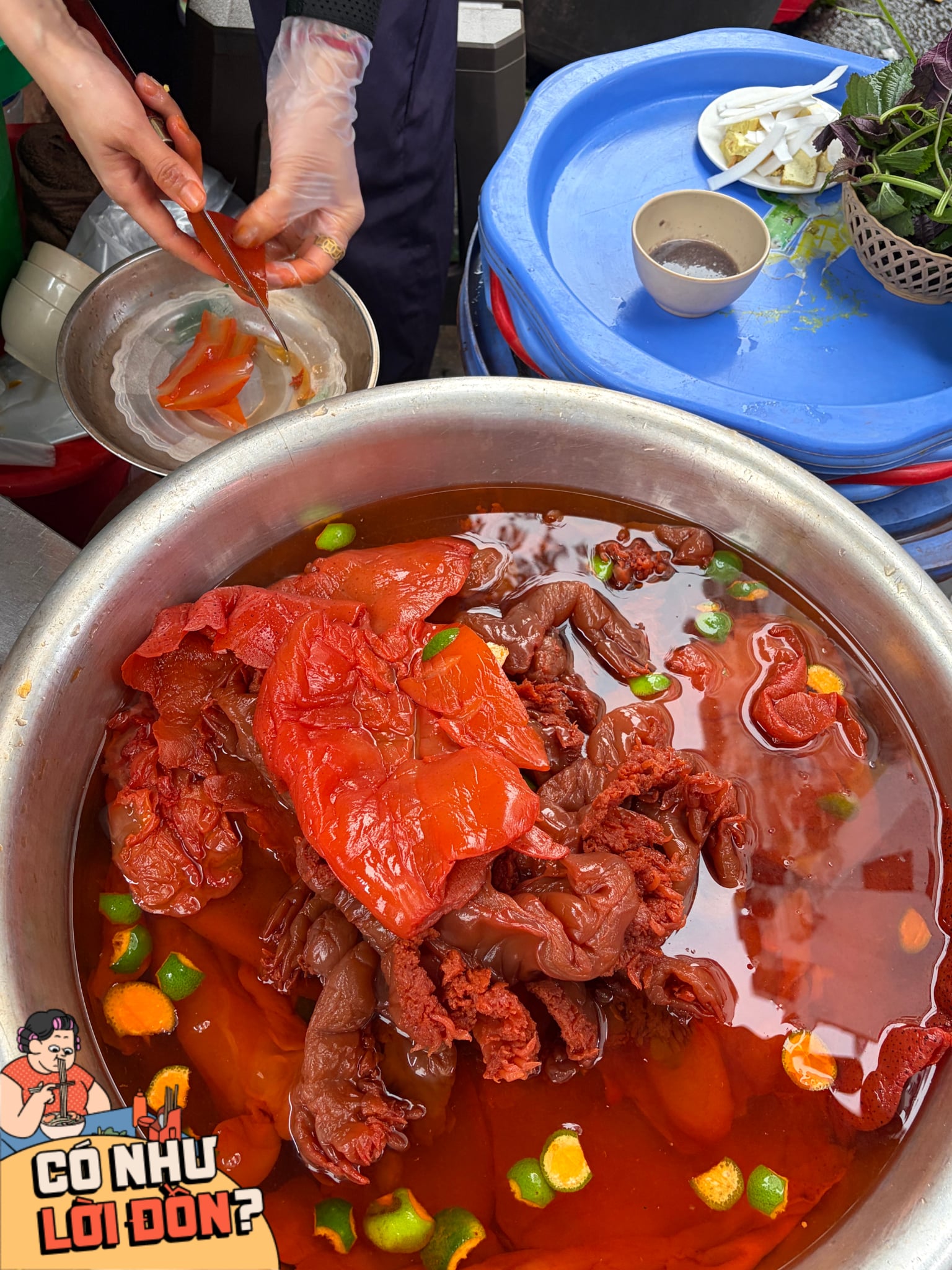 Tuyết sứa đỏ chợ Thanh Hà tăng giá lên 40k/suất: Phải mua nước gửi xe mới có chỗ ngồi, hương vị liệu ngon như lời đồn?- Ảnh 3.