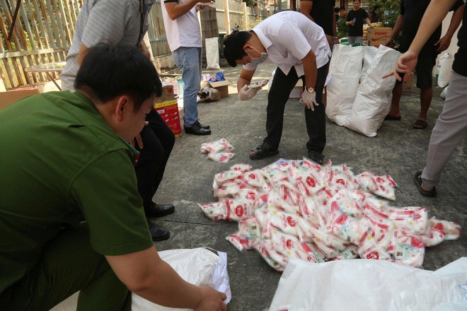 Đột kích một căn nhà, công an triệt phá đường dây sản xuất nước mắm và bột ngọt giả, tịch thu 1 tấn sản phẩm và công cụ đóng gói- Ảnh 3.