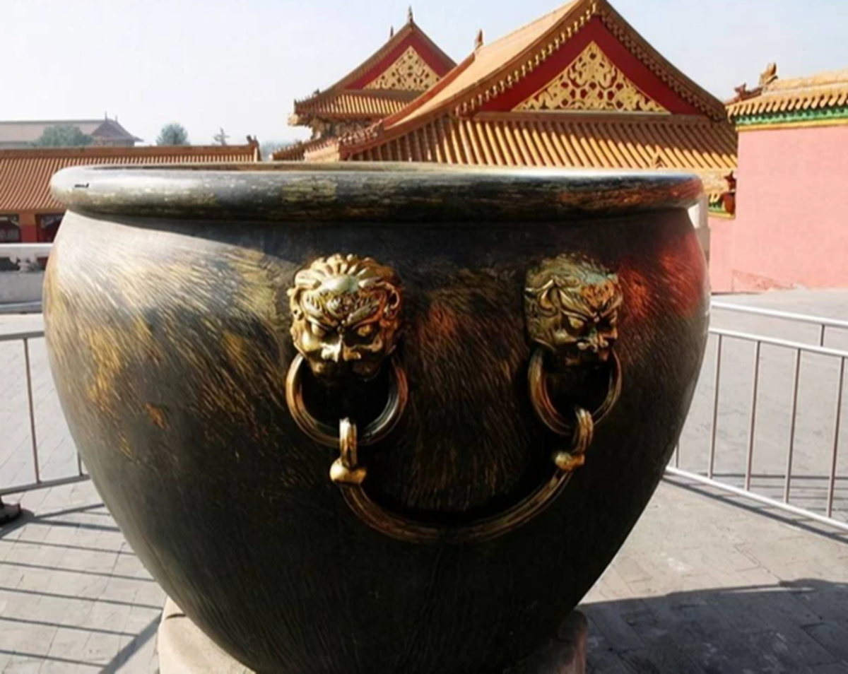 Bí ẩn gây sốc: Hàng trăm chum nước "khổng lồ" ở Tử Cấm Thành không bao giờ đóng băng, vì sao?- Ảnh 1.