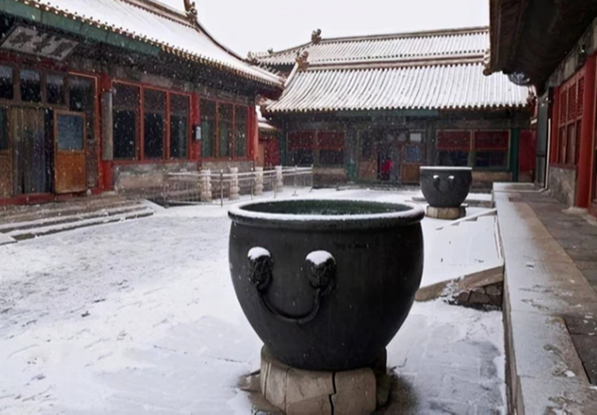 Bí ẩn gây sốc: Hàng trăm chum nước "khổng lồ" ở Tử Cấm Thành không bao giờ đóng băng, vì sao?- Ảnh 3.