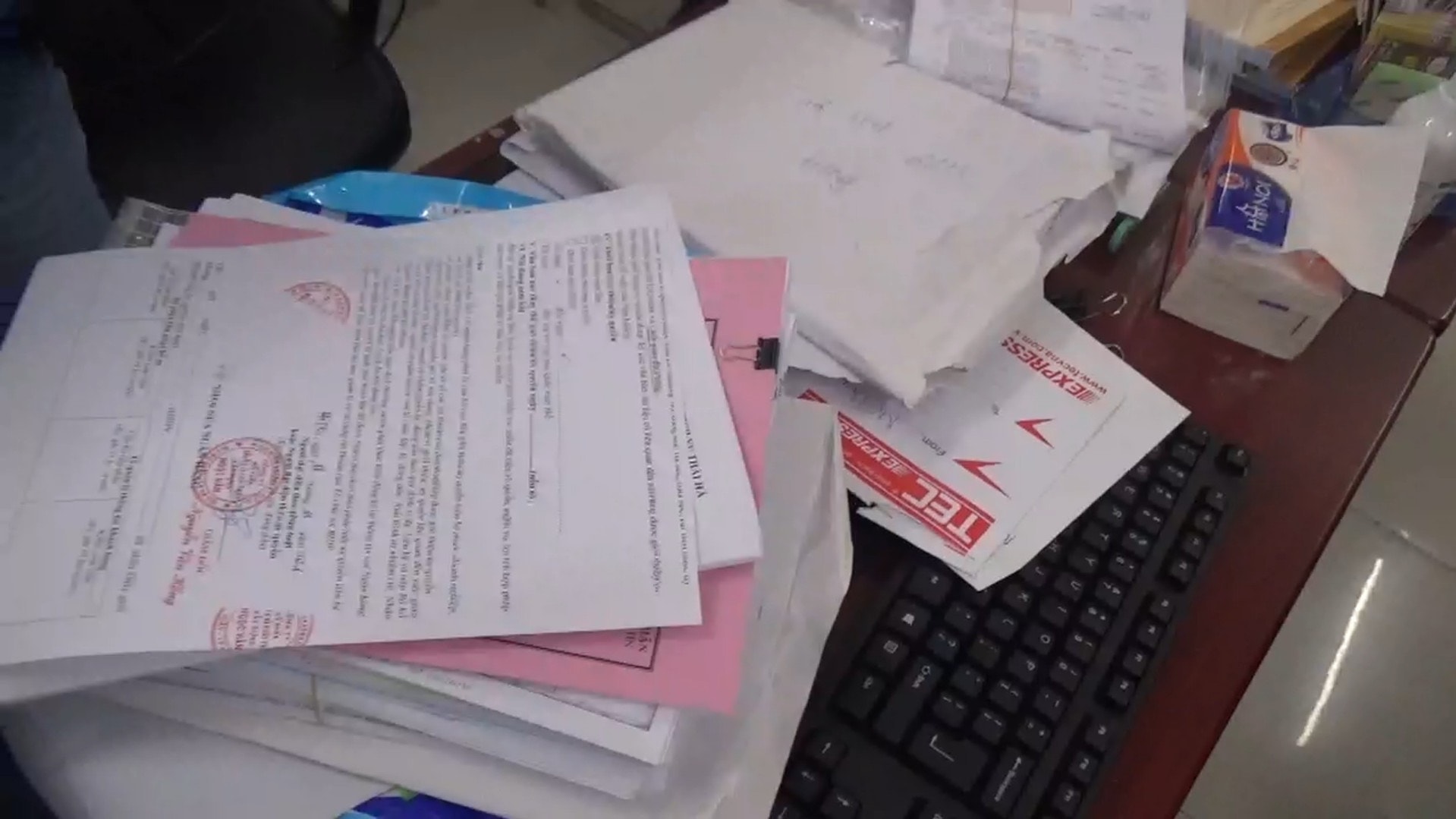 Công an tiết lộ thủ đoạn mua bán hóa đơn khống: Tiền vẫn chạy qua ngân hàng, nhưng giao dịch không có thật- Ảnh 1.