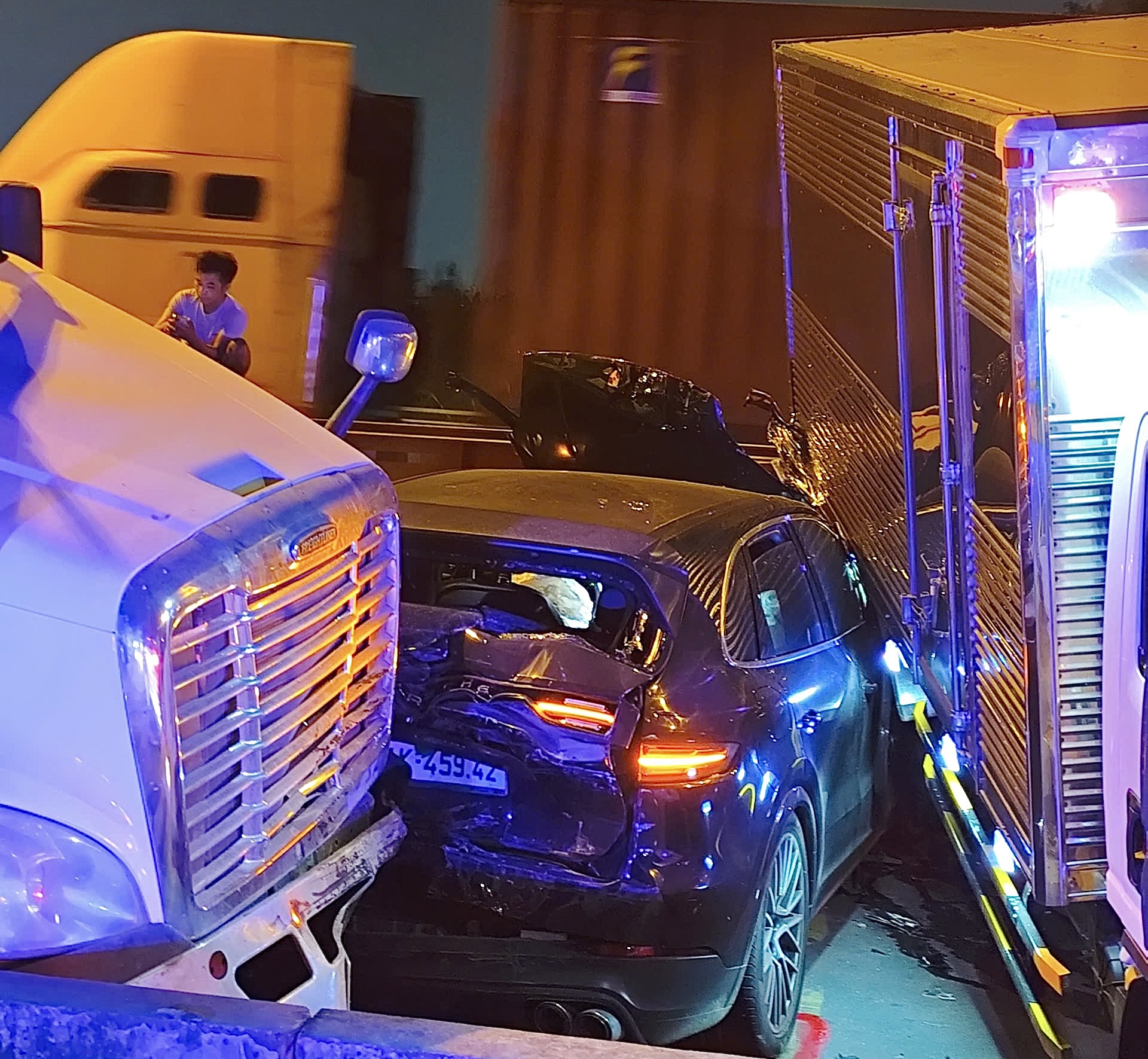 CSGT TPHCM khuyến cáo sau vụ tai nạn liên hoàn ở dốc cầu Phú Mỹ - Ảnh 2.