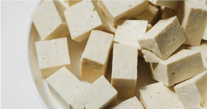 Đậu phụ mua về có nên rửa không? Đầu bếp chuyên nghiệp đưa ra câu trả lời gây bất ngờ - Ảnh 1.