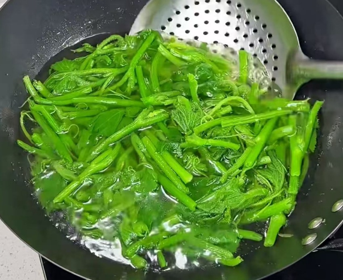 Loại rau bổ dưỡng chẳng kém "nhân sâm", ở quê mọc um tùm - Ảnh 2.