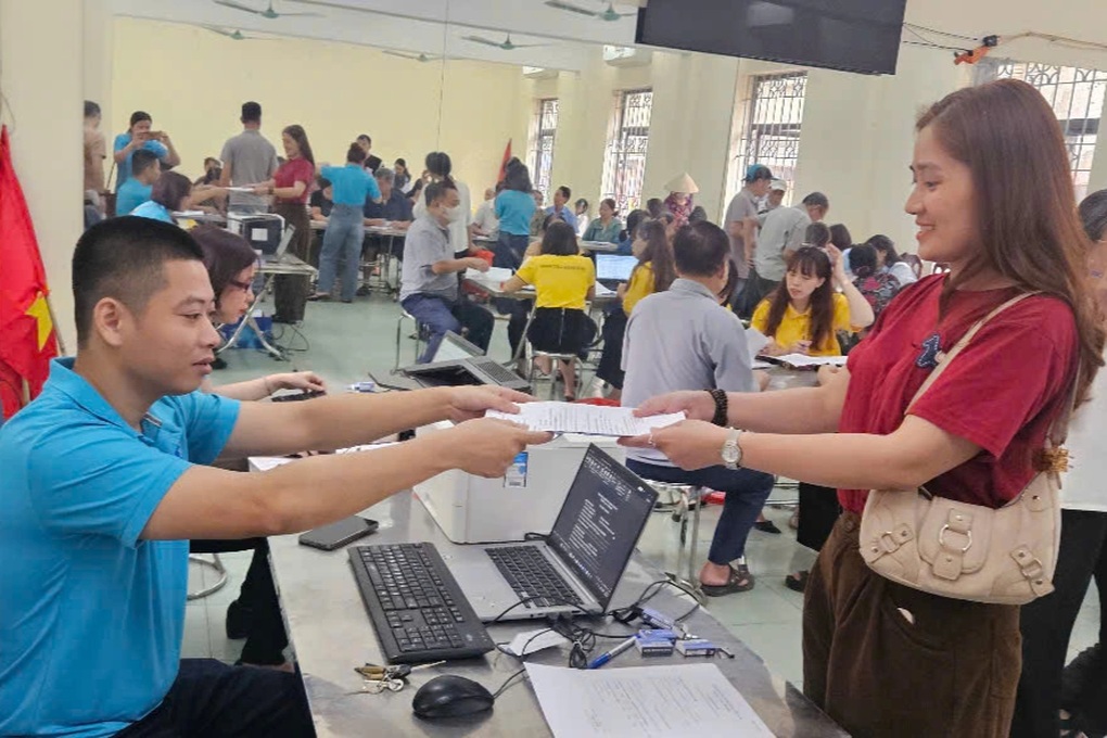 Hỗ trợ người dân làm thủ tục ủy quyền nhận lương hưu, tránh gián đoạn chi trả - Ảnh 2.