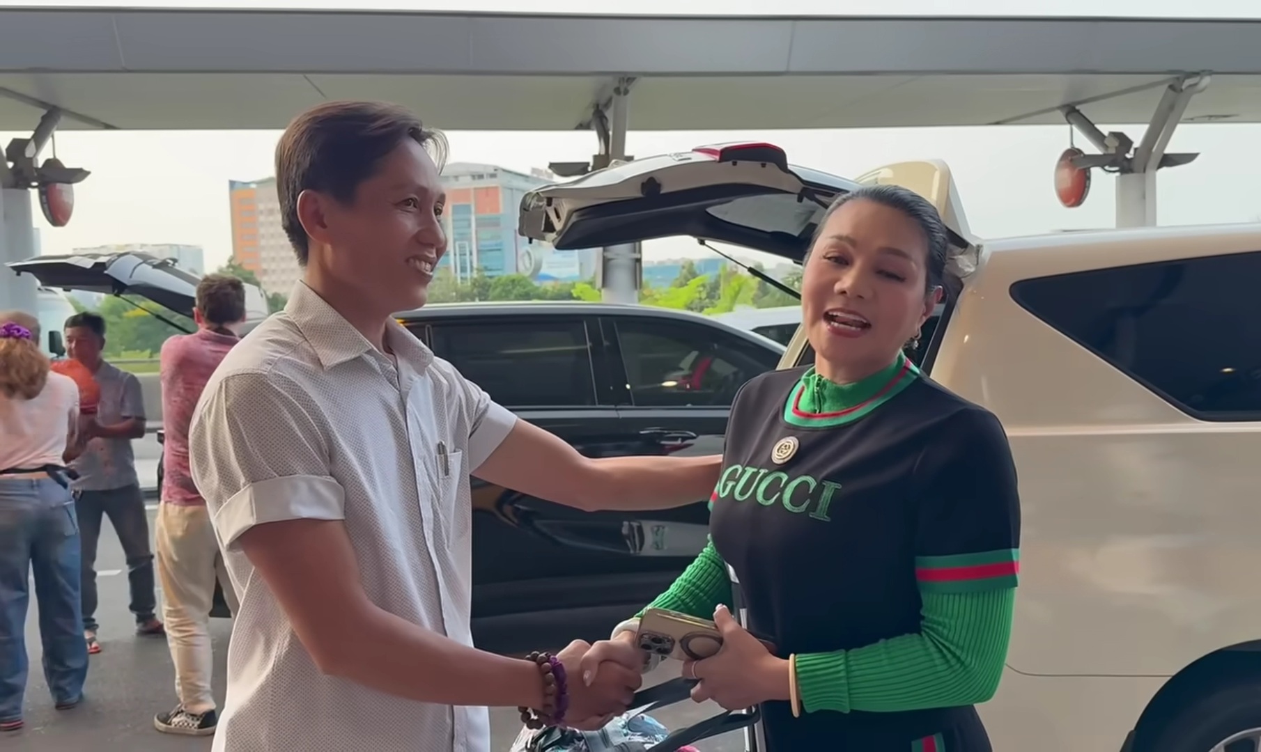 Nữ NSƯT xách vali bay về Mỹ, hứa 1 việc - Ảnh 1.