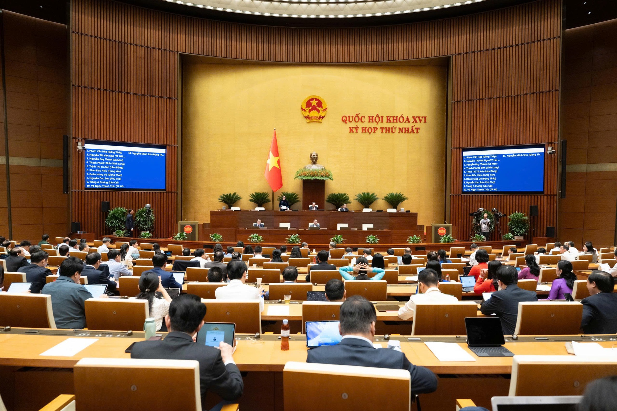 Đại biểu Quốc hội đề xuất ngưỡng chịu thuế với hộ kinh doanh lên 3 tỷ đồng/năm- Ảnh 2.