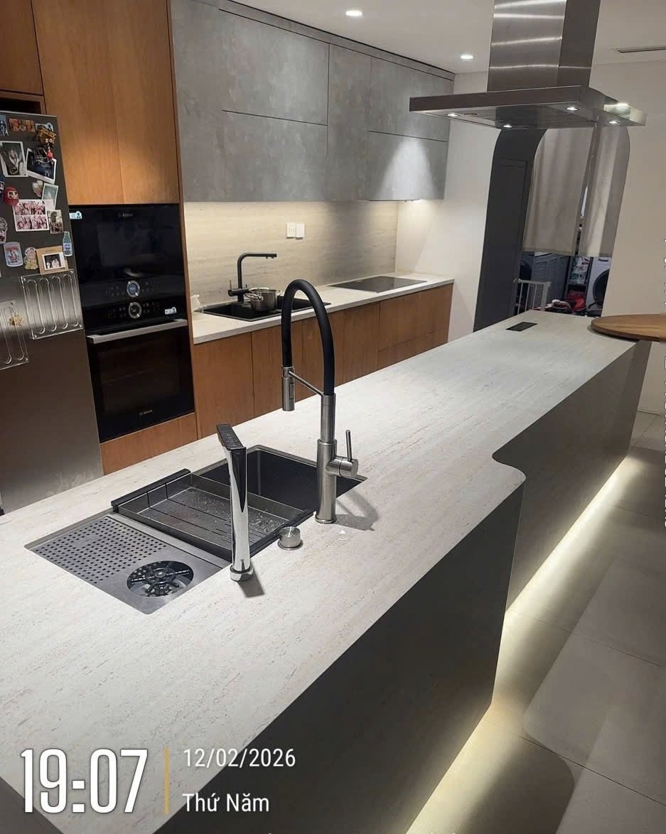Hội chị em xôn xao với căn bếp có “bếp nấu vô hình”: Nhìn như bàn ăn, đặt nồi ở đâu nấu được ở đó- Ảnh 1.