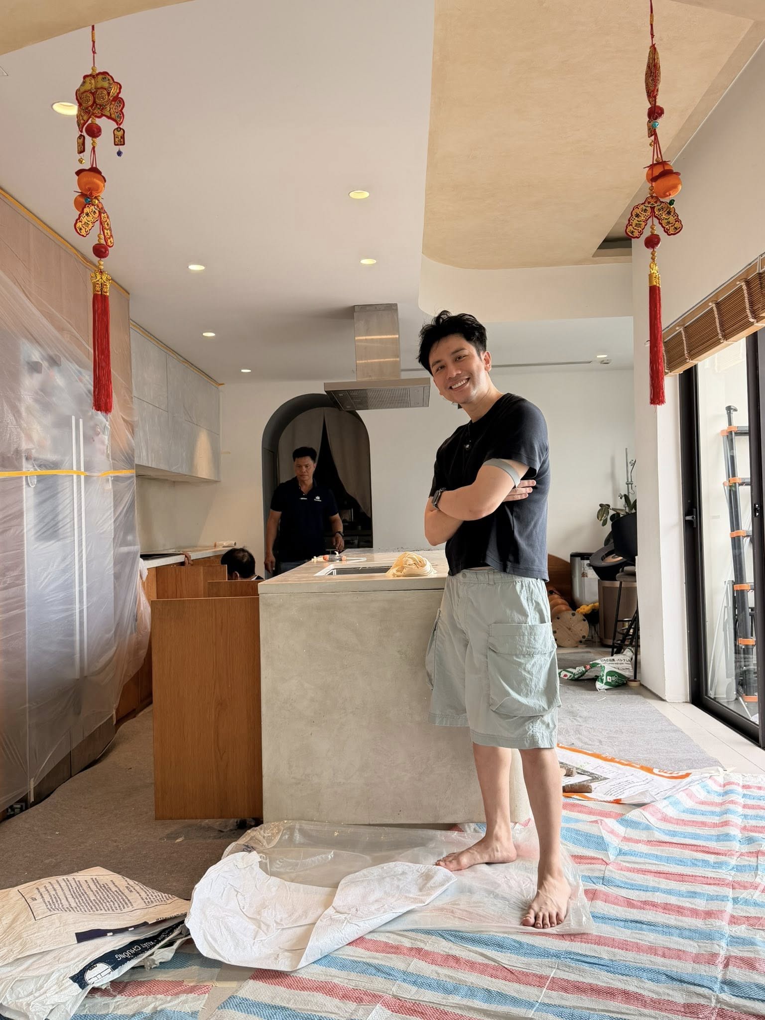 Hội chị em xôn xao với căn bếp có “bếp nấu vô hình”: Nhìn như bàn ăn, đặt nồi ở đâu nấu được ở đó- Ảnh 2.