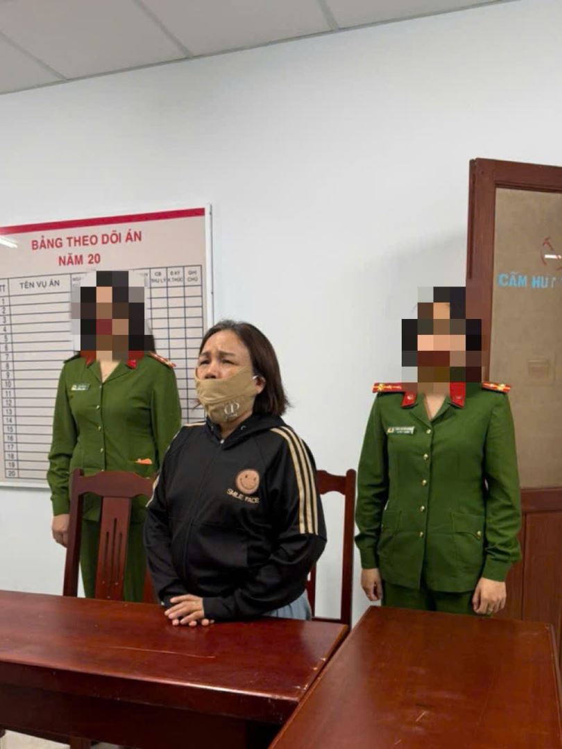 Ra quyết định khởi tố chủ tiệm cà phê Ngô Thị Cúc Hoa sinh năm 1972 - Ảnh 1.