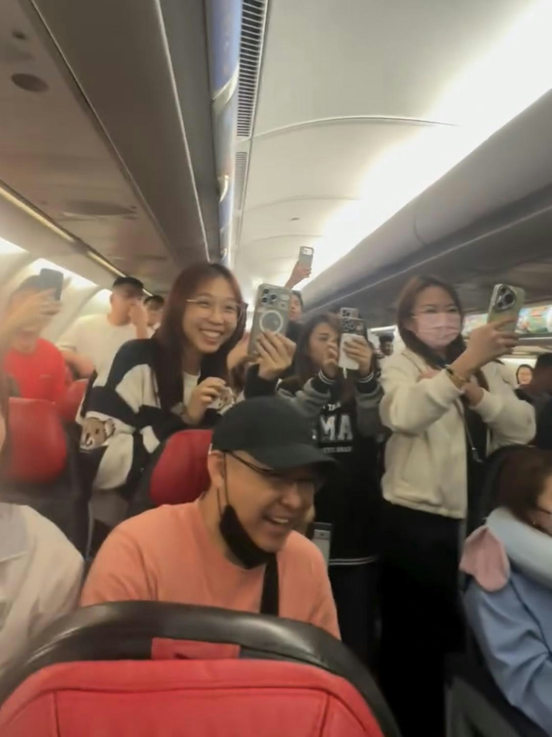 Nữ hành khách quát tháo tiếp viên vì không biết tiếng Trung, chuyến bay trễ gần 2 tiếng: Biểu cảm của những người xung quanh mới đáng chú ý- Ảnh 2.