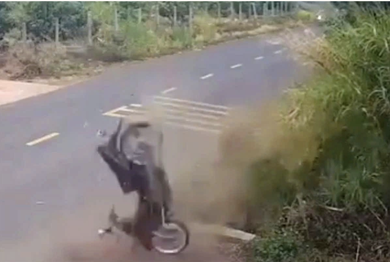 Cục CSGT công bố Video vụ tai nạn giao thông Đắk Lắk khiến nam sinh tử vong - Ảnh 1.