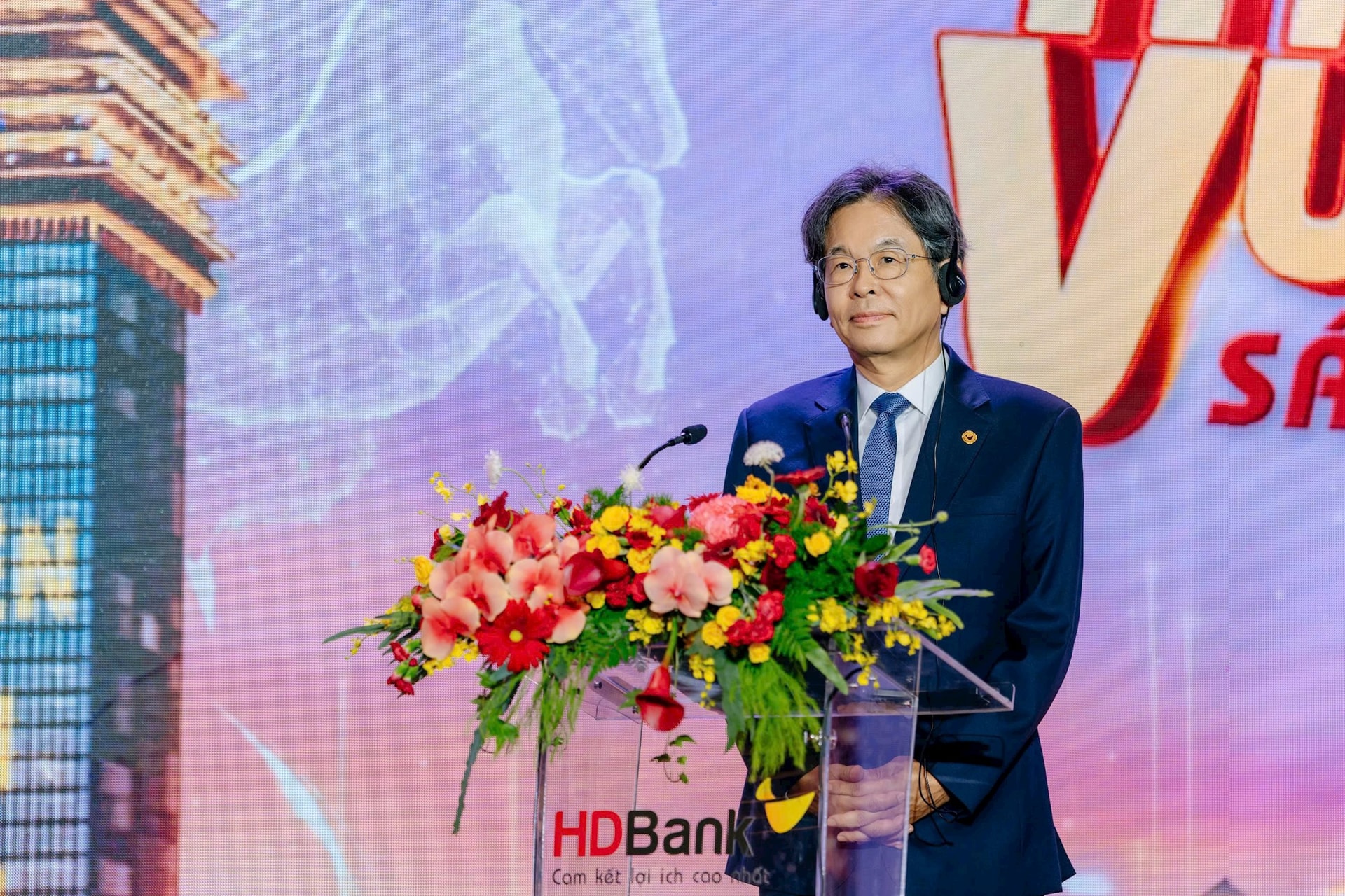 ĐHĐCĐ HDBank 2026: Lợi nhuận kế hoạch tăng 41%, quy mô tiệm cận 1,2 triệu tỷ đồng, mở rộng hợp tác quốc tế và phát hành riêng lẻ thu hút nhà đầu tư nước ngoài - Ảnh 2.