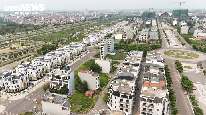 Phố đi bộ nghìn tỷ ở Bắc Ninh đìu hiu, biệt thự bỏ hoang cho cỏ mọc- Ảnh 1.