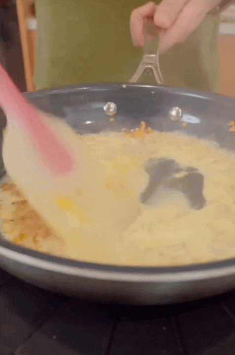 Hội chị em xôn xao với căn bếp có “bếp nấu vô hình”: Nhìn như bàn ăn, đặt nồi ở đâu nấu được ở đó- Ảnh 3.