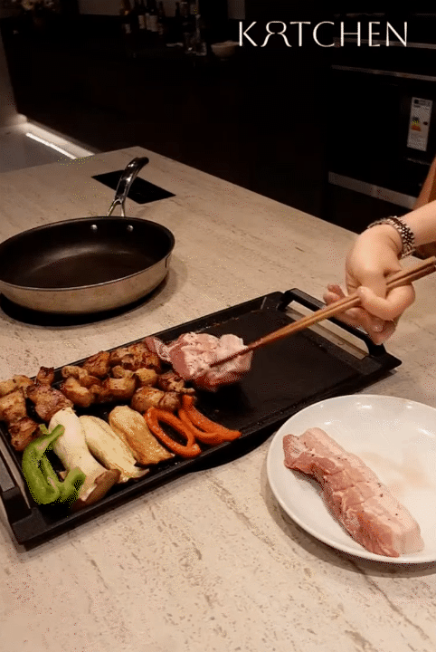 Hội chị em xôn xao với căn bếp có “bếp nấu vô hình”: Nhìn như bàn ăn, đặt nồi ở đâu nấu được ở đó- Ảnh 11.