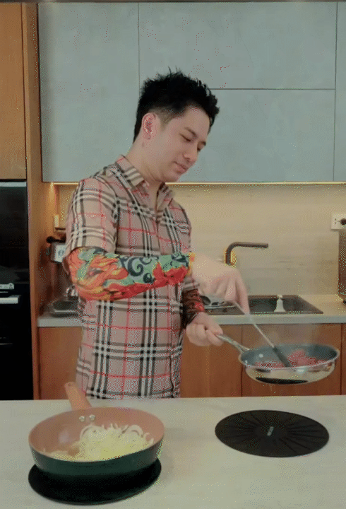 Hội chị em xôn xao với căn bếp có “bếp nấu vô hình”: Nhìn như bàn ăn, đặt nồi ở đâu nấu được ở đó- Ảnh 6.