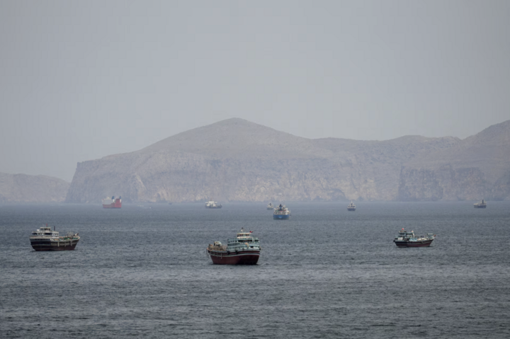 Lệnh khai hỏa 'lơ lửng': Mỹ tập hợp binh lực, Iran đối mặt kịch bản tồi tệ nhất?- Ảnh 3.