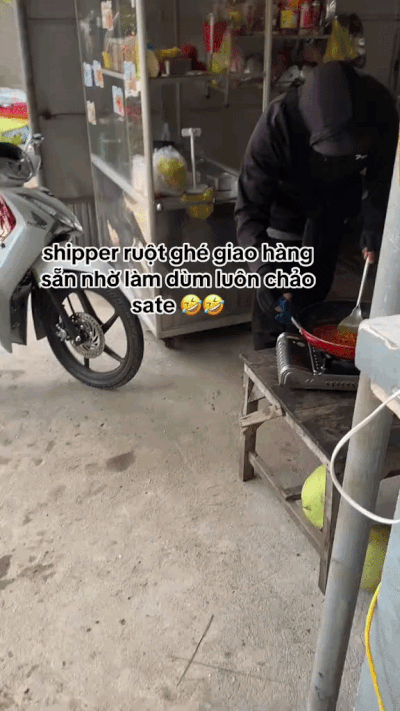 Shipper đến giao hàng bỗng dắt xe máy của khách đi: Đoạn camera an ninh 24 giây được tung lên mạng- Ảnh 3.