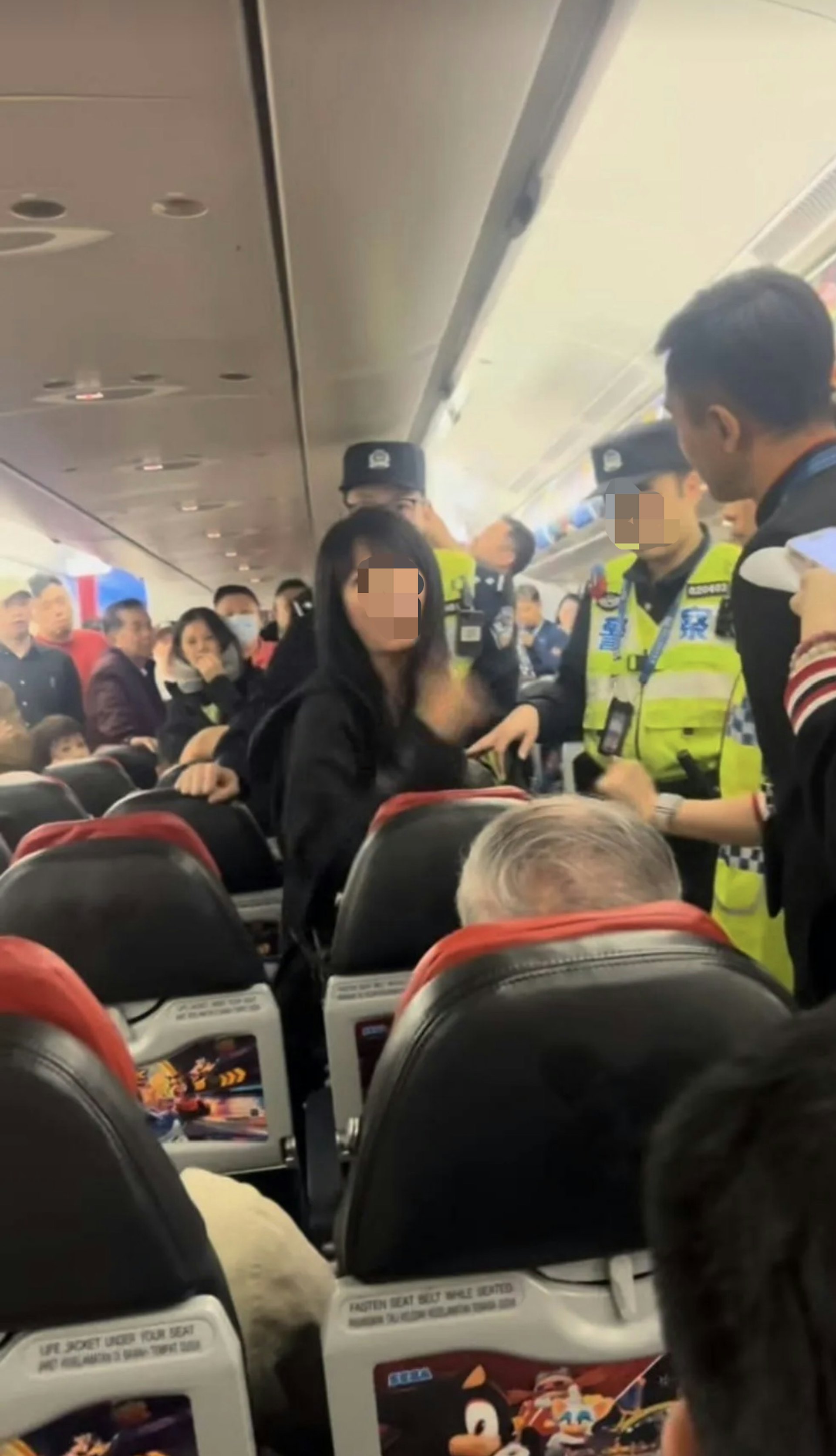 Nữ hành khách quát tháo tiếp viên vì không biết tiếng Trung, chuyến bay trễ gần 2 tiếng: Biểu cảm của những người xung quanh mới đáng chú ý- Ảnh 1.