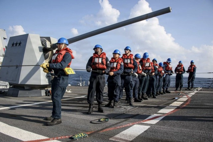 Lệnh khai hỏa 'lơ lửng': Mỹ tập hợp binh lực, Iran đối mặt kịch bản tồi tệ nhất?- Ảnh 2.