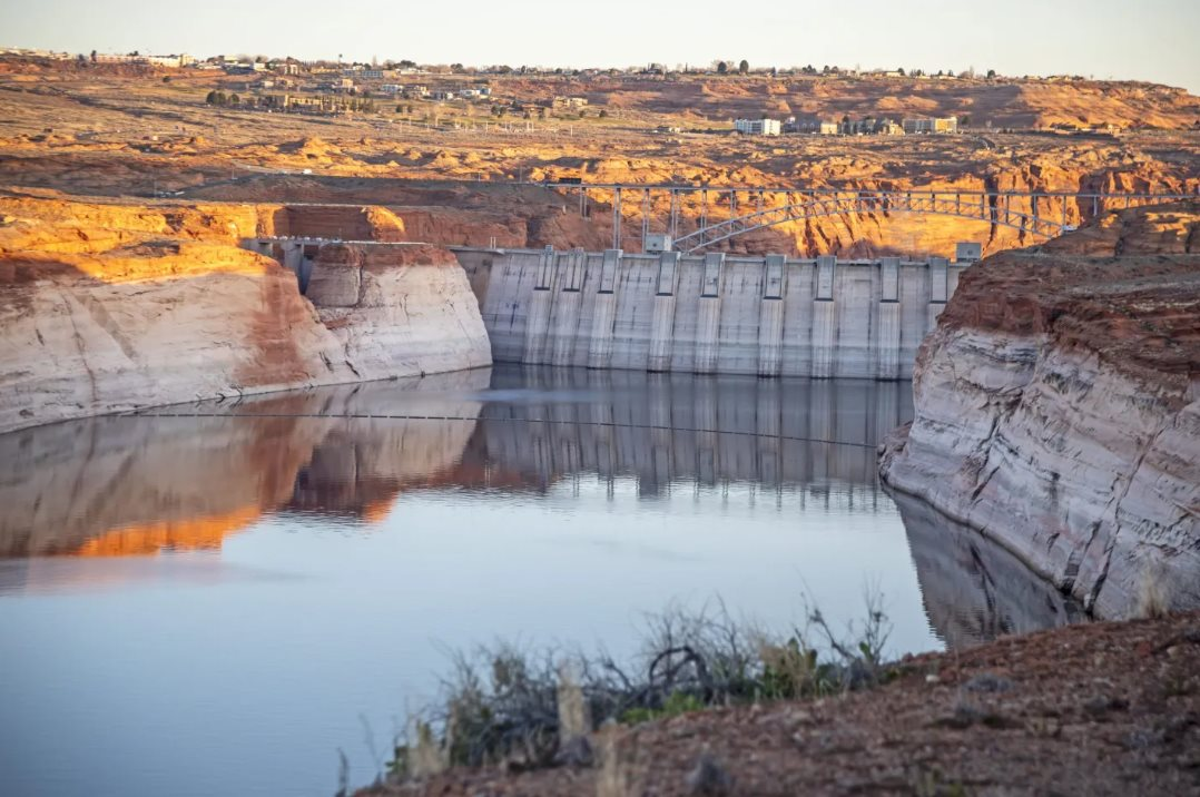 Thiếu điện, Mỹ xả lượng nước tương đương 50.000 bồn cầu cùng lúc để giải cứu 350.000 hộ gia đình- Ảnh 1.