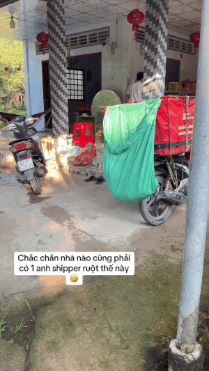Shipper đến giao hàng bỗng dắt xe máy của khách đi: Đoạn camera an ninh 24 giây được tung lên mạng- Ảnh 5.