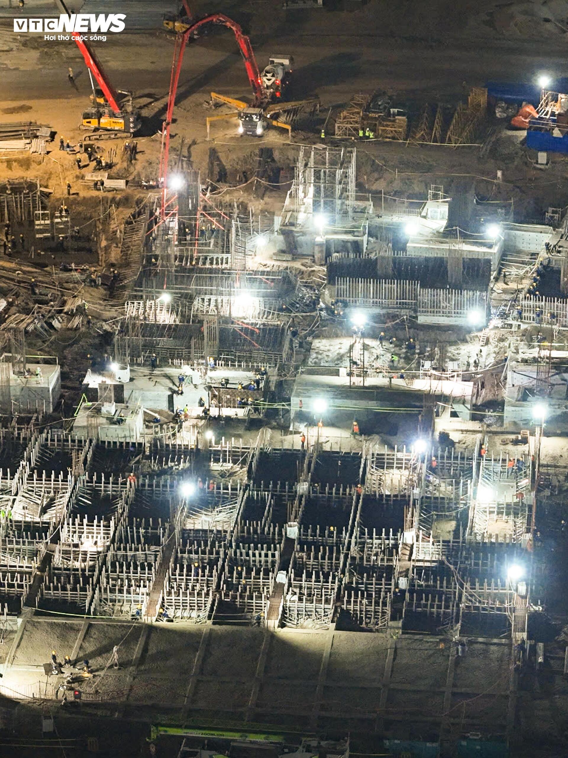 Đại công trường rực sáng xuyên đêm, tăng tốc xây sân vận động lớn nhất thế giới- Ảnh 11.