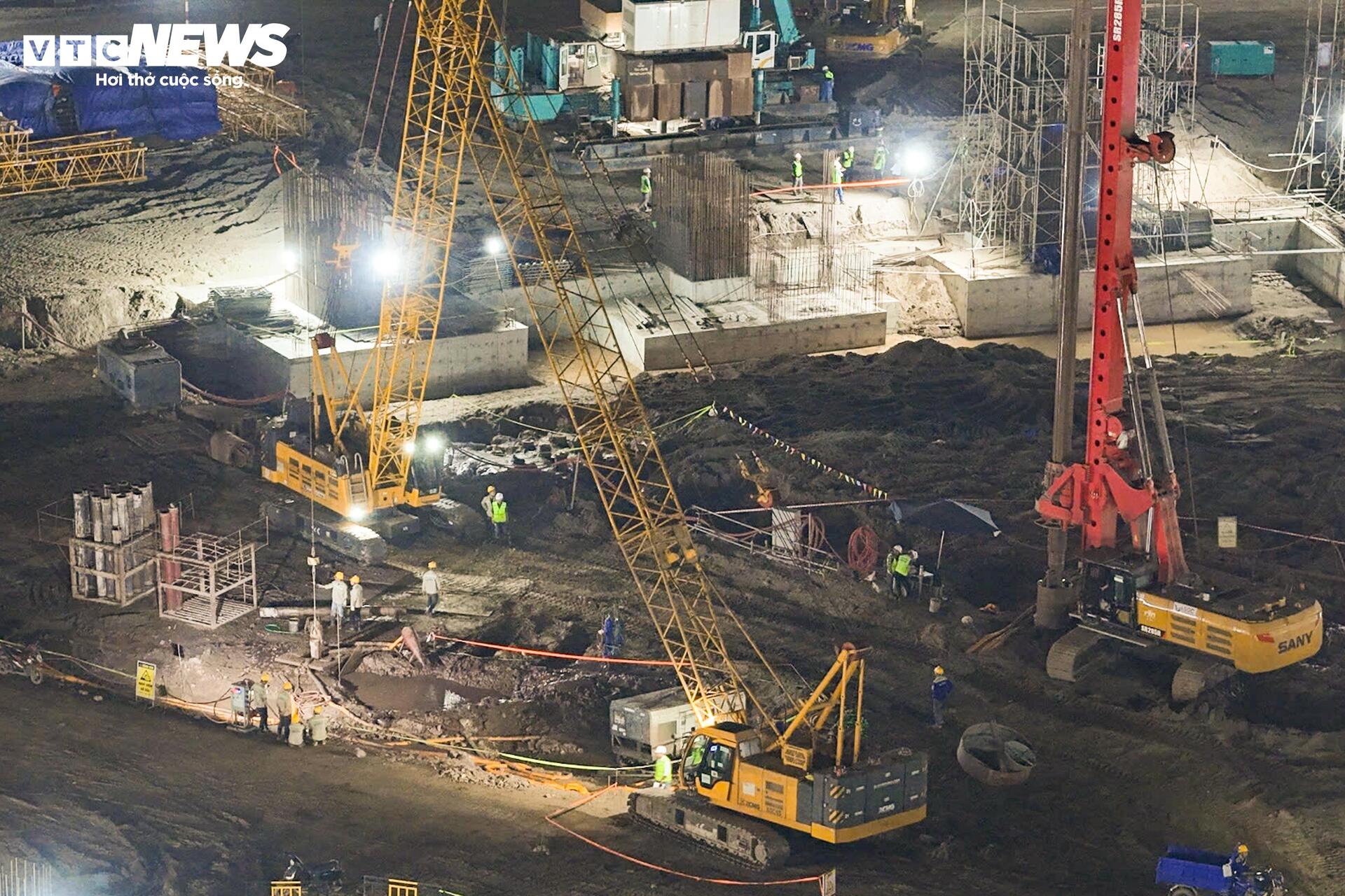 Đại công trường rực sáng xuyên đêm, tăng tốc xây sân vận động lớn nhất thế giới- Ảnh 12.