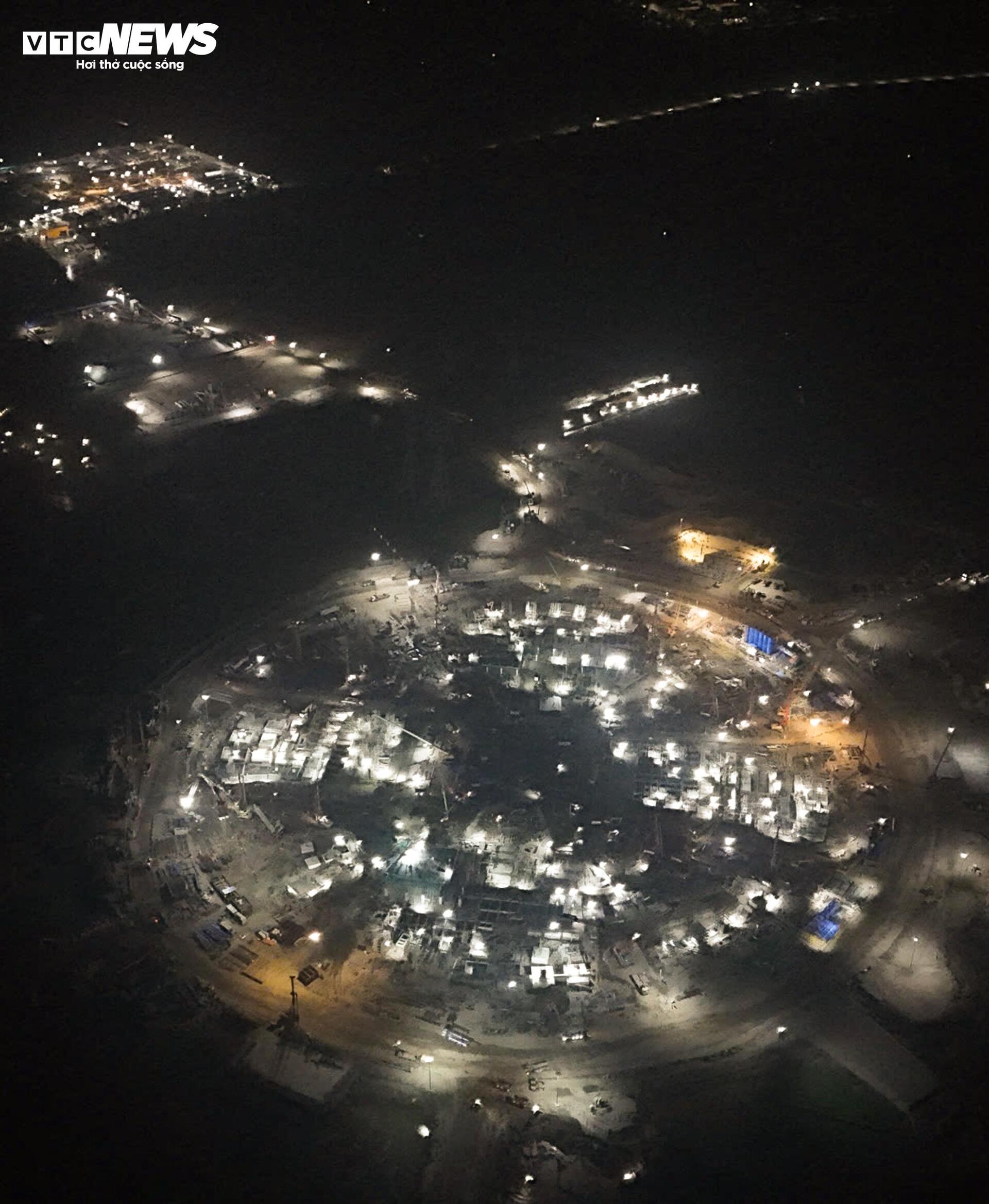 Đại công trường rực sáng xuyên đêm, tăng tốc xây sân vận động lớn nhất thế giới- Ảnh 13.