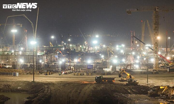 Đại công trường rực sáng xuyên đêm, tăng tốc xây sân vận động lớn nhất thế giới- Ảnh 4.