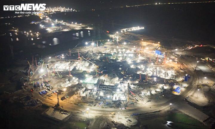 Đại công trường rực sáng xuyên đêm, tăng tốc xây sân vận động lớn nhất thế giới- Ảnh 3.