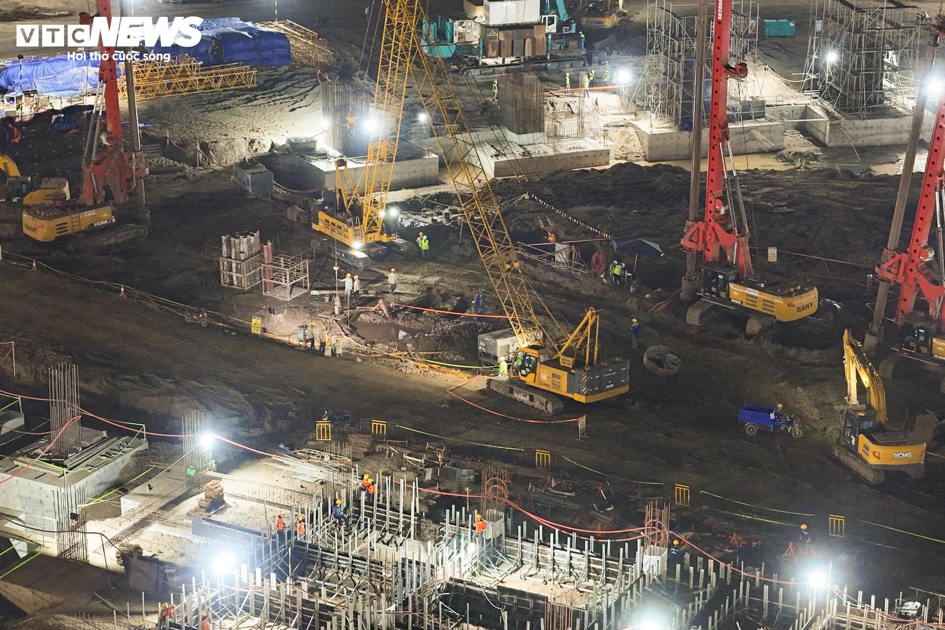 Đại công trường rực sáng xuyên đêm, tăng tốc xây sân vận động lớn nhất thế giới- Ảnh 6.