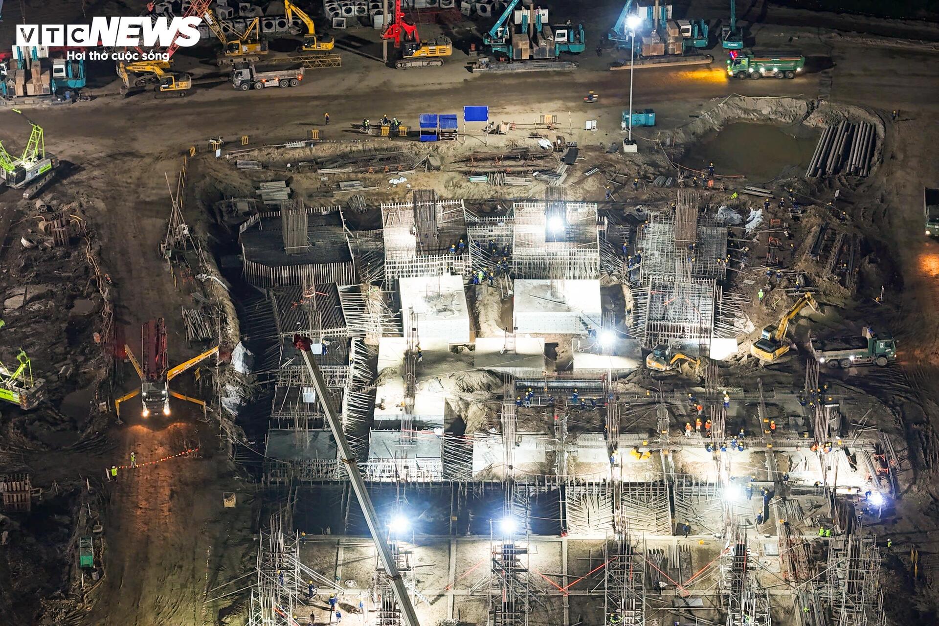 Đại công trường rực sáng xuyên đêm, tăng tốc xây sân vận động lớn nhất thế giới- Ảnh 8.