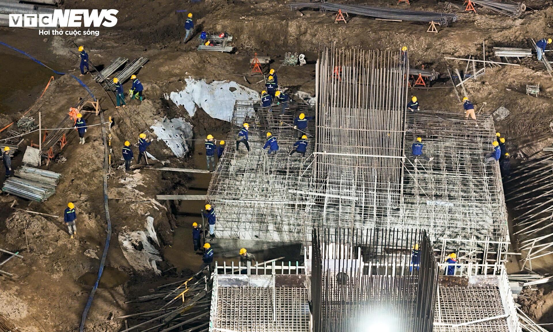 Đại công trường rực sáng xuyên đêm, tăng tốc xây sân vận động lớn nhất thế giới- Ảnh 7.