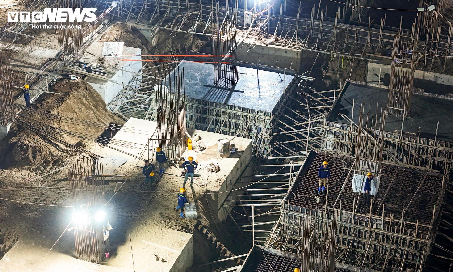 Đại công trường rực sáng xuyên đêm, tăng tốc xây sân vận động lớn nhất thế giới- Ảnh 9.