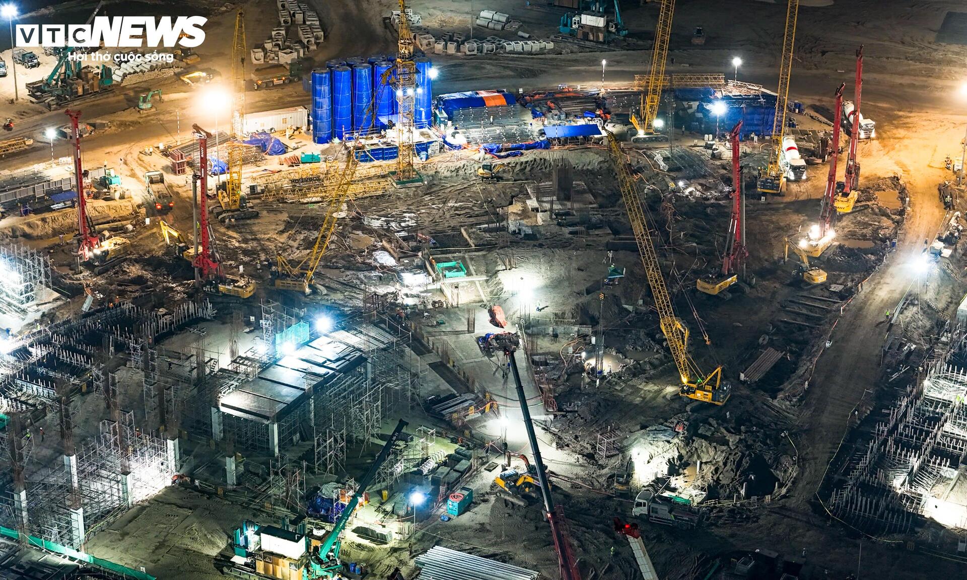 Đại công trường rực sáng xuyên đêm, tăng tốc xây sân vận động lớn nhất thế giới- Ảnh 10.