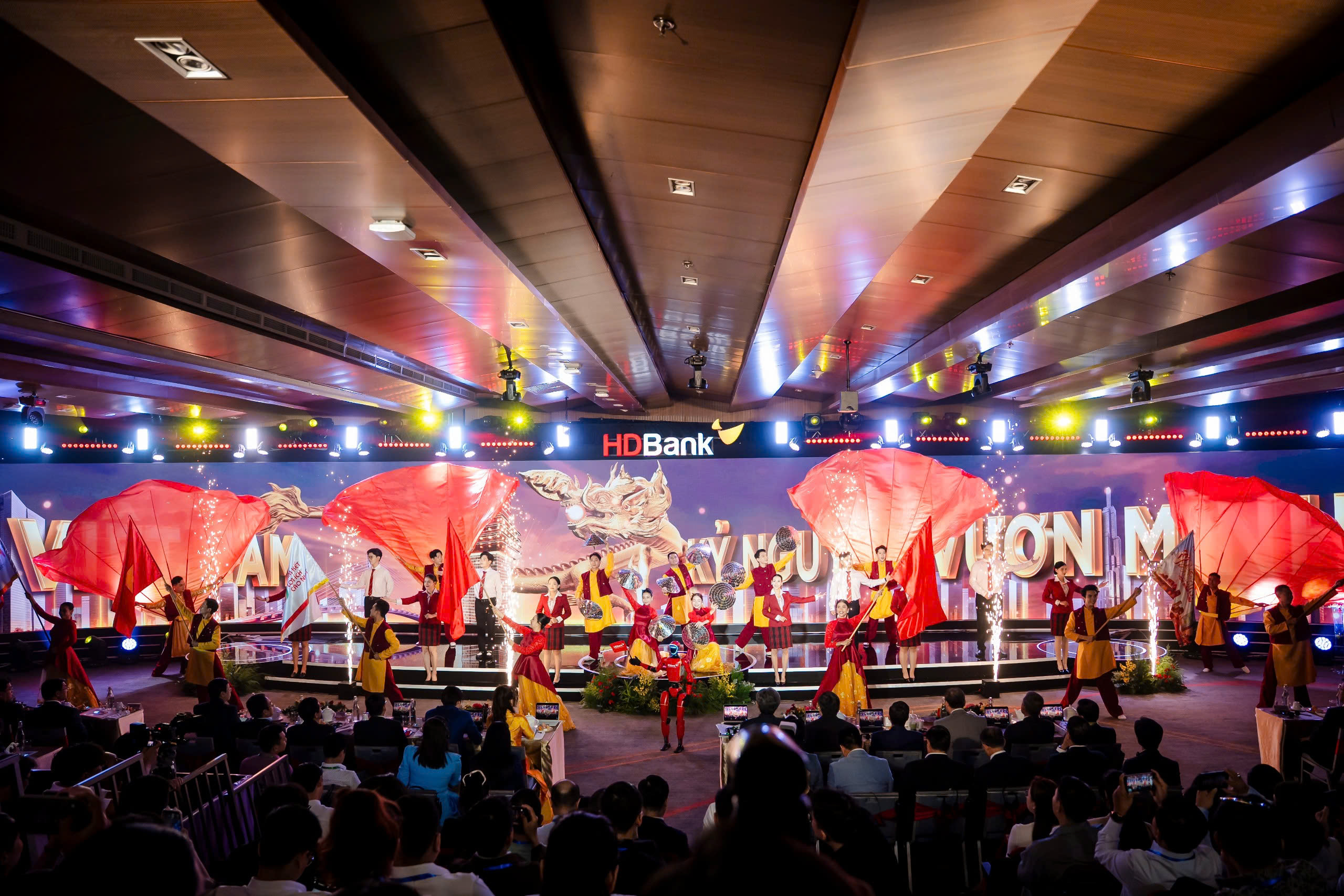 ĐHCĐ HDBank: Bước vào chu kỳ tăng trưởng mới, kế hoạch lợi nhuận năm 2026 tăng trên 40% - Ảnh 1.