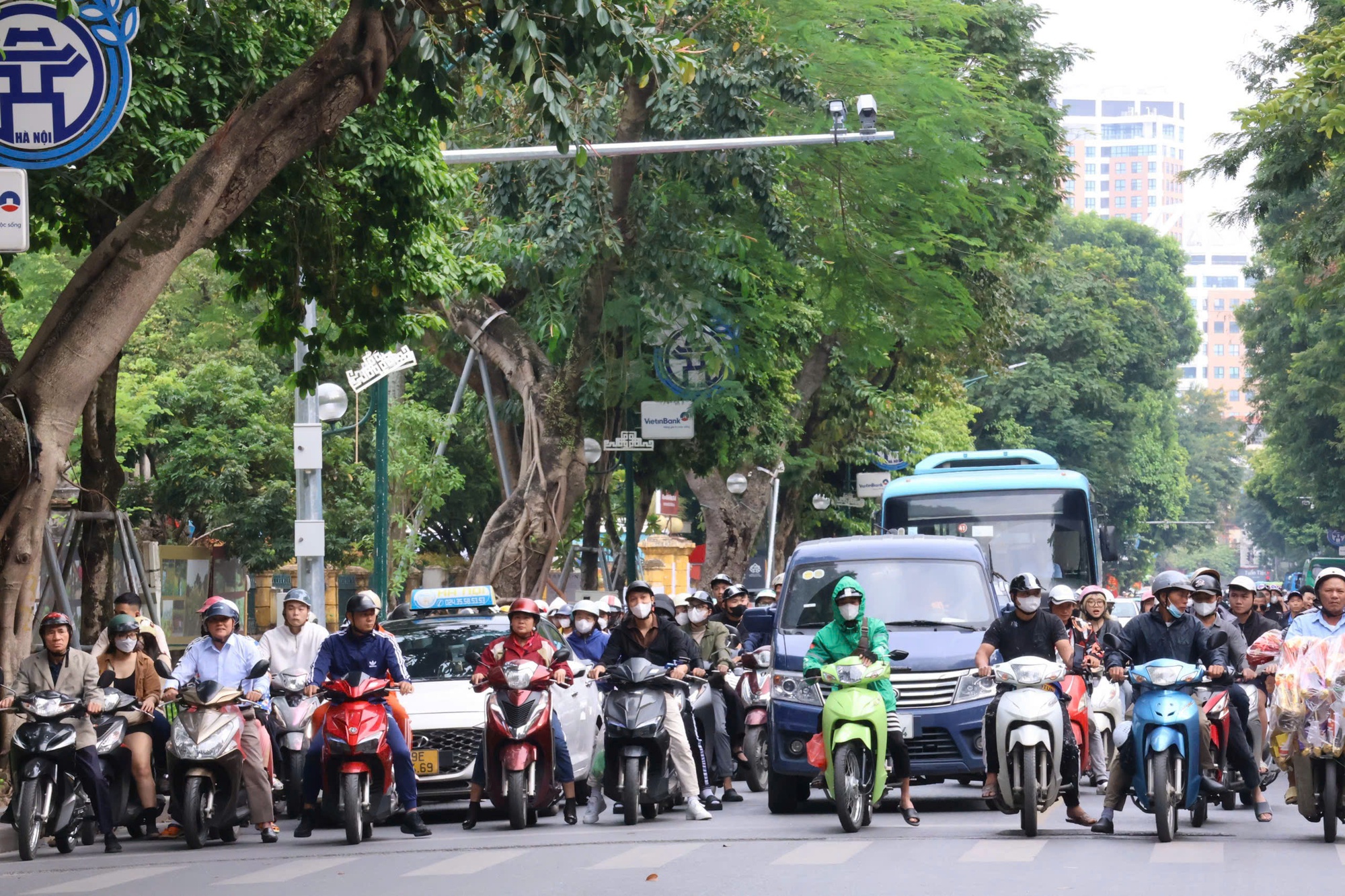 Hà Nội cấm xe máy xăng ở 11 tuyến phố: Ý kiến người dân và tác động môi trường - Ảnh 1.