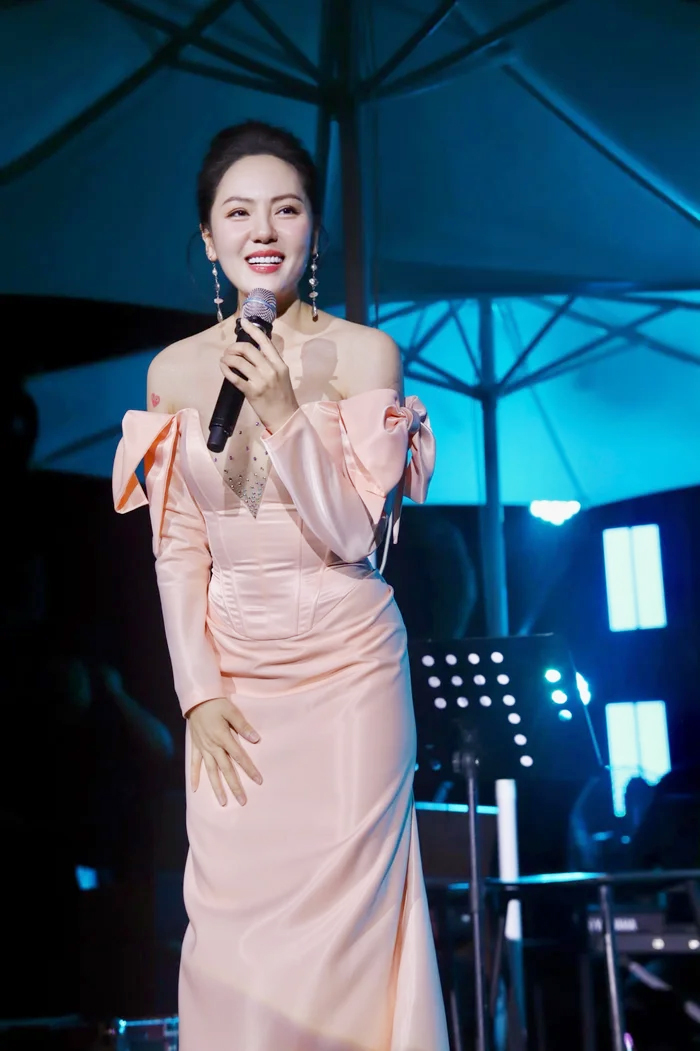 Nữ ca sĩ xinh đẹp, độc thân: Tuổi 42 bất ngờ công khai "con trai" - Ảnh 4.