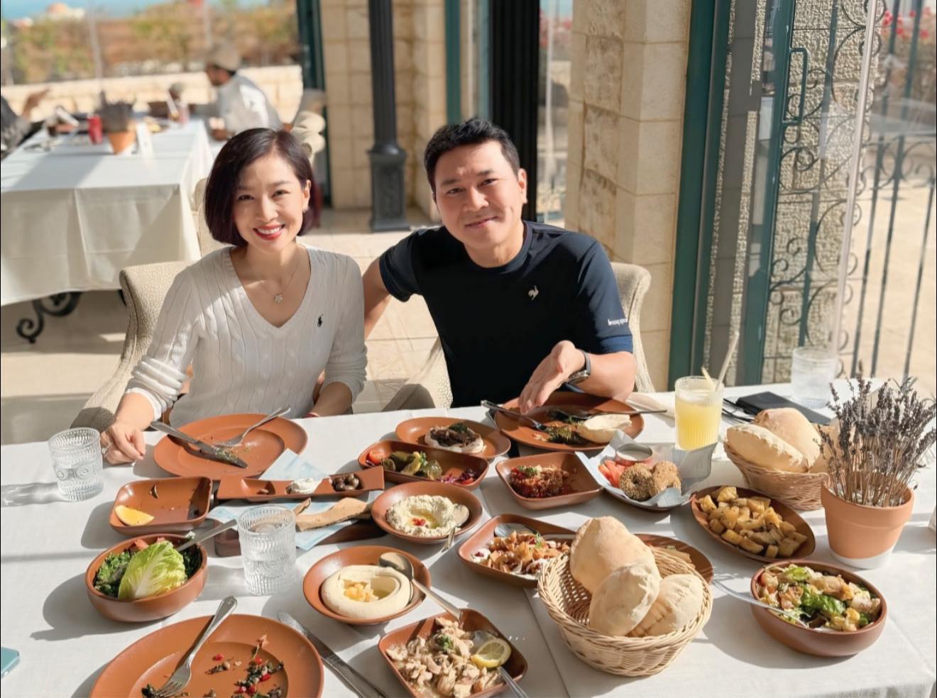 Nhan sắc hoa khôi Việt cưới đại gia "nghèo nhất trong số những người theo đuổi" - Ảnh 3.