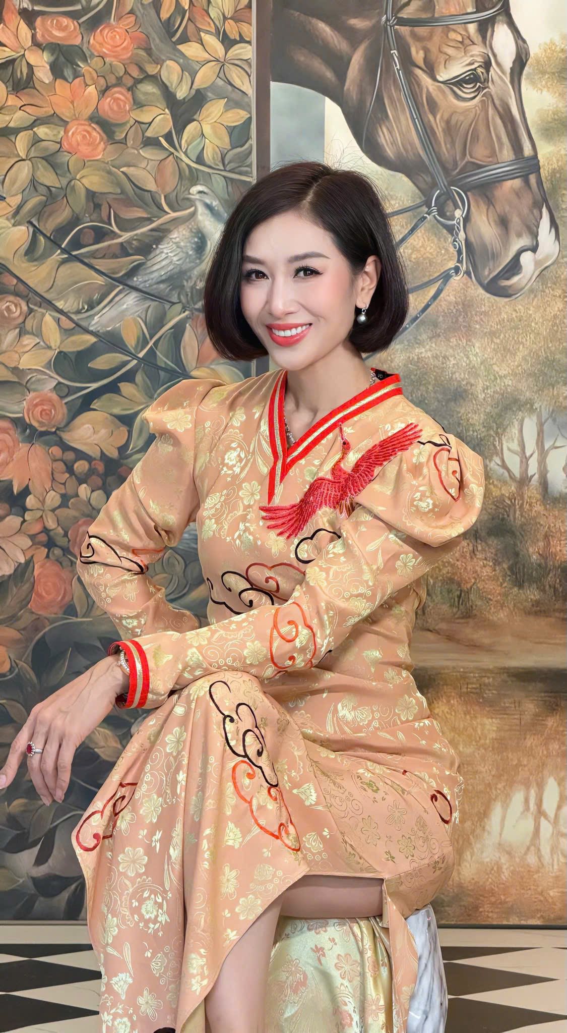 Nhan sắc hoa khôi Việt cưới đại gia "nghèo nhất trong số những người theo đuổi" - Ảnh 2.