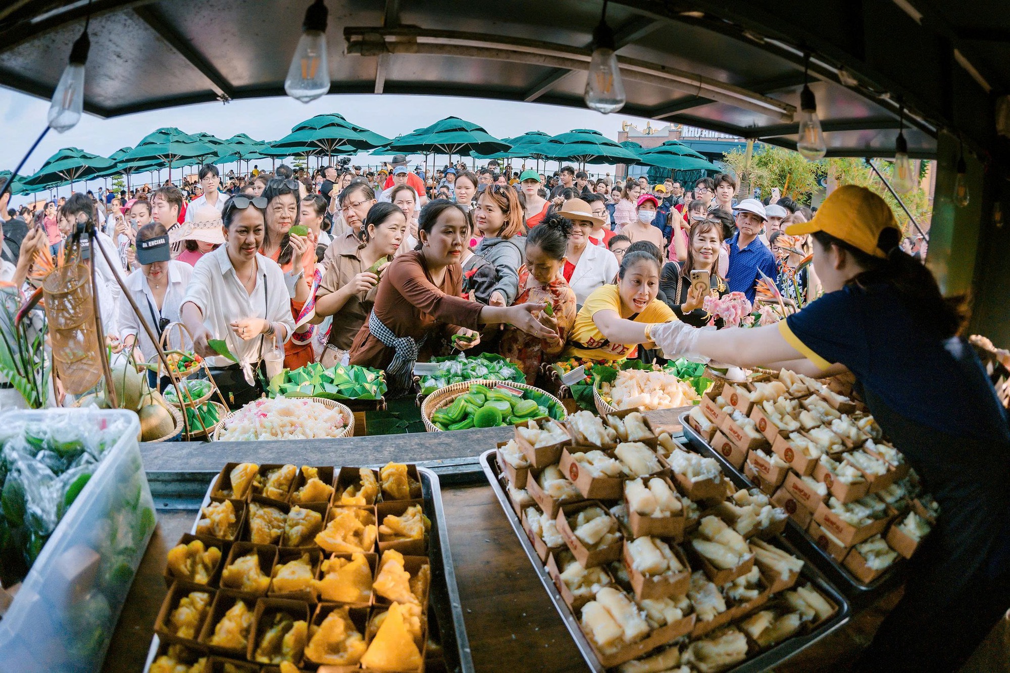 Tin rất vui: Xuyên lễ 30/4, toàn bộ người dân Việt Nam được mua sắm tại đây mà không cần dùng tiền - Ảnh 4.