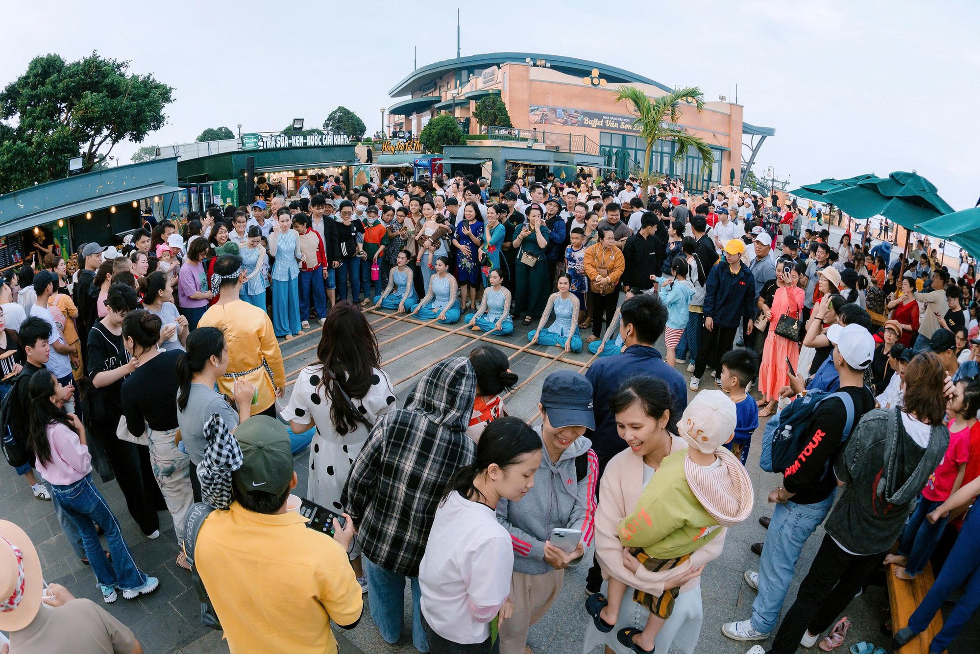 Tin rất vui: Xuyên lễ 30/4, toàn bộ người dân Việt Nam được mua sắm tại đây mà không cần dùng tiền - Ảnh 6.