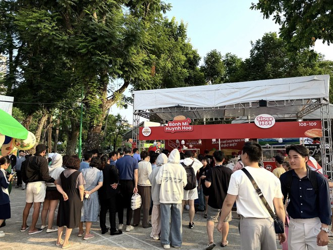 Có thể gặp cả thành phố ở Lễ hội Bánh mì Việt Nam hôm nay, khách ngó lơ mọi gian hàng chỉ để chen chân mua một ổ Huynh Hoa- Ảnh 20.