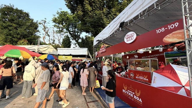 Có thể gặp cả thành phố ở Lễ hội Bánh mì Việt Nam hôm nay, khách ngó lơ mọi gian hàng chỉ để chen chân mua một ổ Huynh Hoa- Ảnh 21.